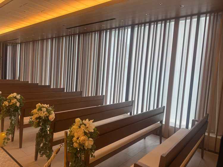 チャペルのガラス面。隣のビルが近いが、レースカーテンで光を取り入れながら隠すことができる。