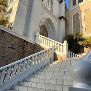 ザ・式場！って感じのフラワーシャワーの大階段。ドローンで上から撮影してくれます！