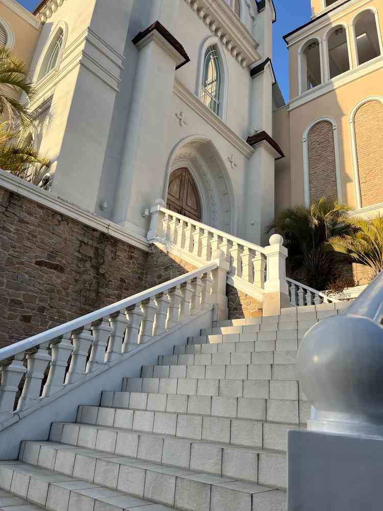 ザ・式場！って感じのフラワーシャワーの大階段。ドローンで上から撮影してくれます！