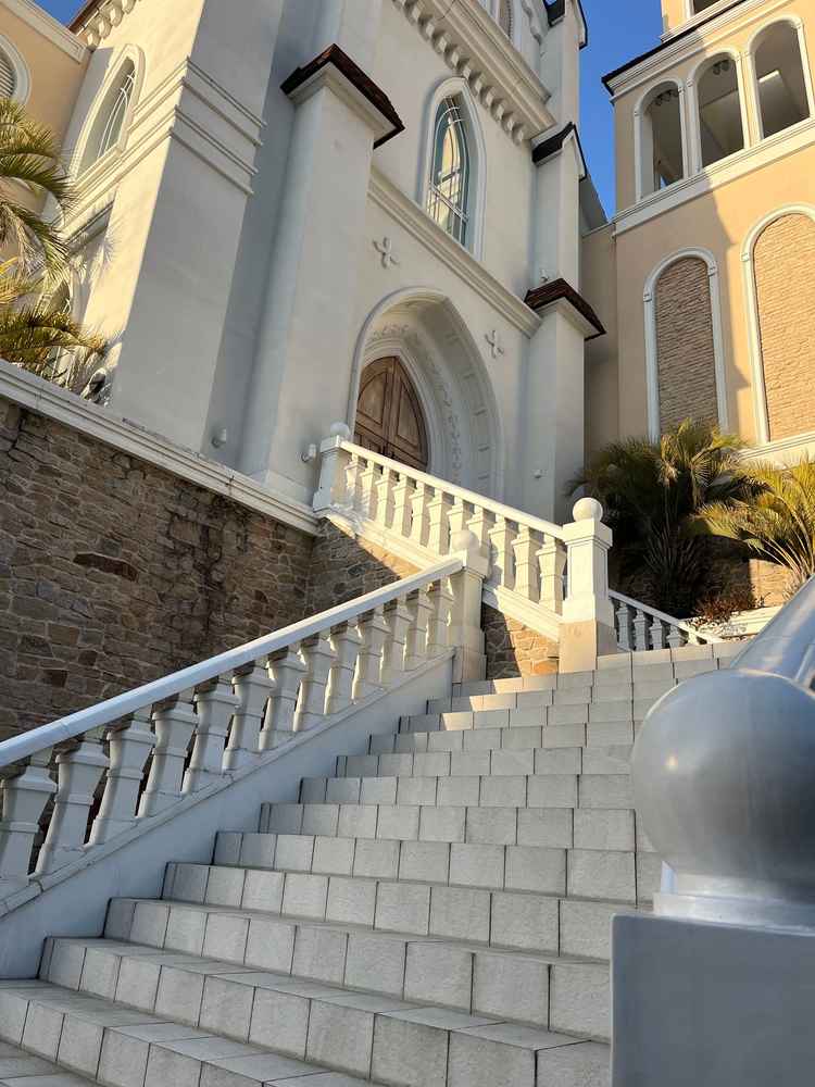 ザ・式場！って感じのフラワーシャワーの大階段。ドローンで上から撮影してくれます！