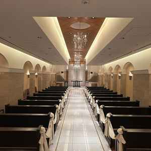 厳かな雰囲気のチャペル。当日は床に反射して姿が映るとのこと