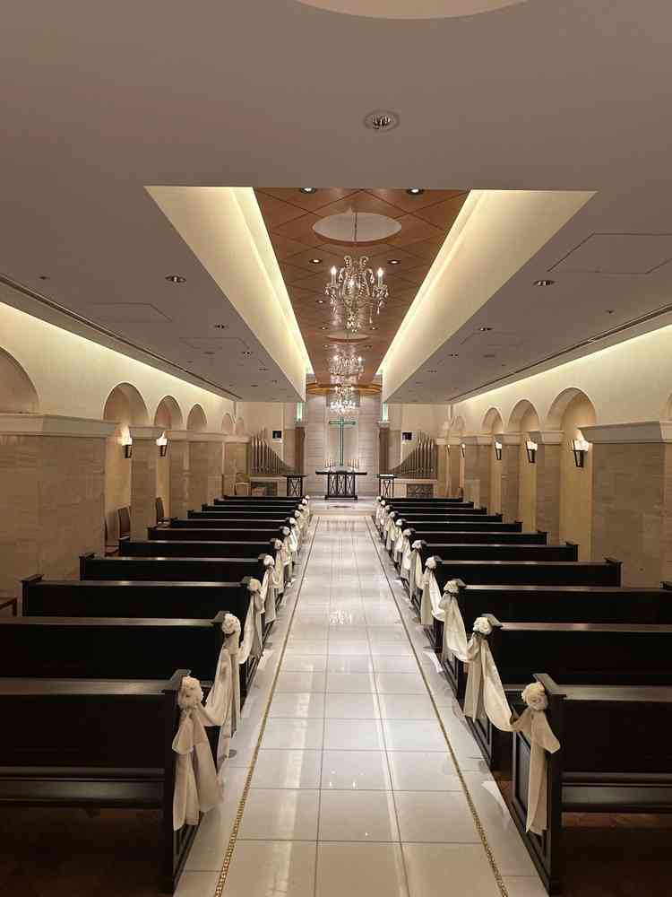 厳かな雰囲気のチャペル。当日は床に反射して姿が映るとのこと