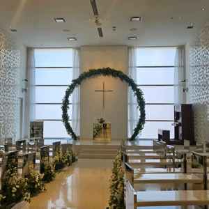 チャペルの入り口から内部。正面のすりガラスから自然光がはいります。全体的に白いです。