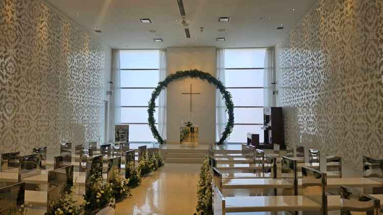 チャペルの入り口から内部。正面のすりガラスから自然光がはいります。全体的に白いです。