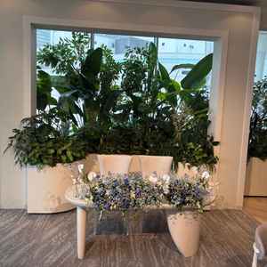 高砂の写真。この装花はオプションではなく、基本料に含まれているとのこと。可愛らしくいいと思った。