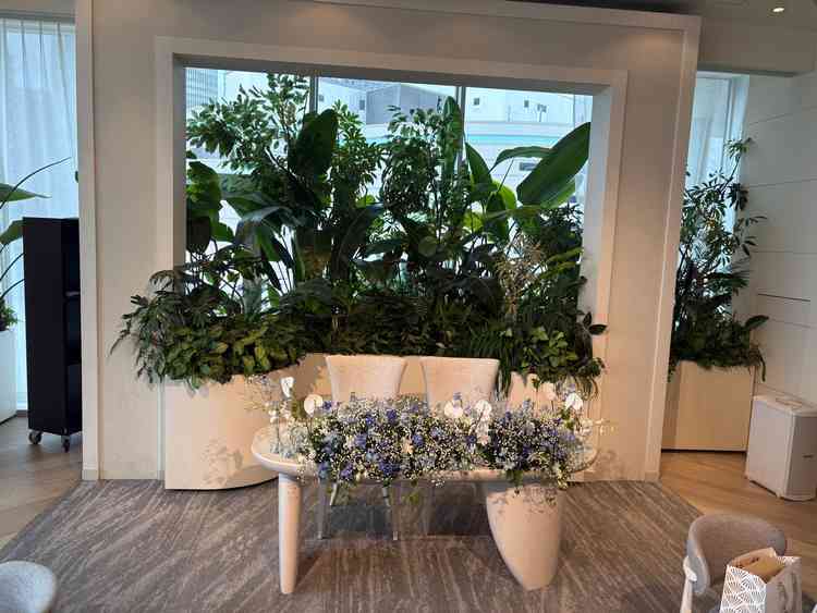 高砂の写真。この装花はオプションではなく、基本料に含まれているとのこと。可愛らしくいいと思った。