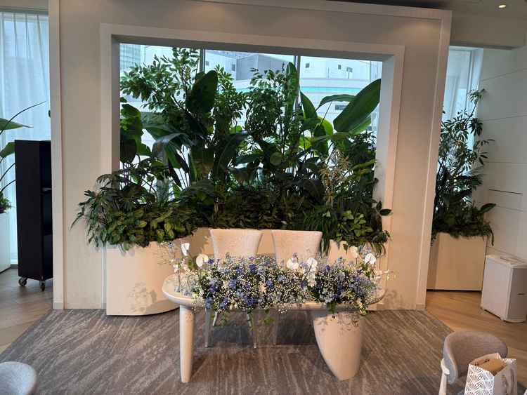 高砂の写真。この装花はオプションではなく、基本料に含まれているとのこと。可愛らしくいいと思った。