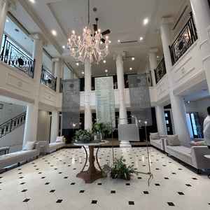 友人の待合室とのことで天井も高く、お城にいる気分になりました。床のデザインが可愛い