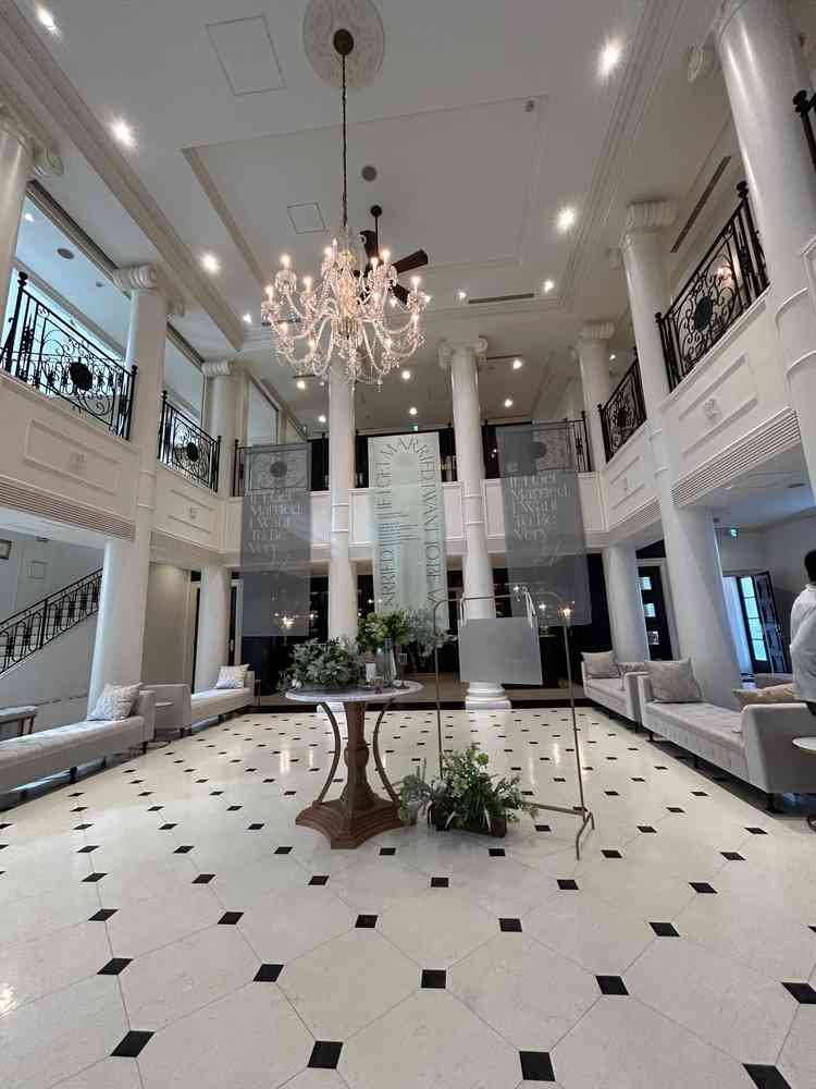 友人の待合室とのことで天井も高く、お城にいる気分になりました。床のデザインが可愛い