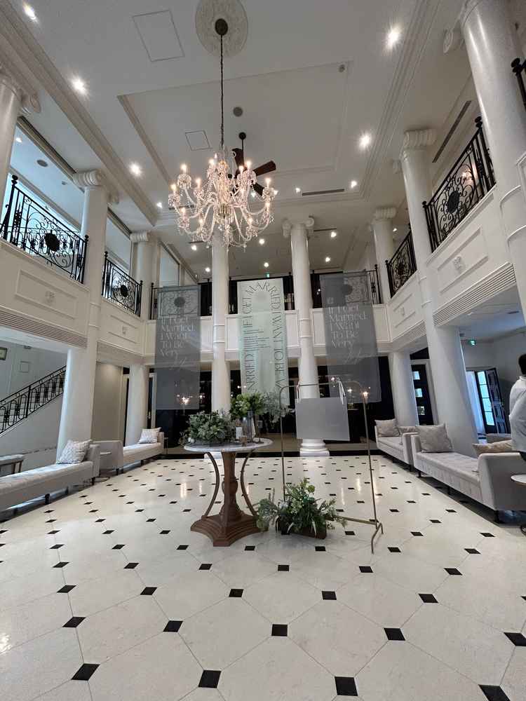 友人の待合室とのことで天井も高く、お城にいる気分になりました。床のデザインが可愛い