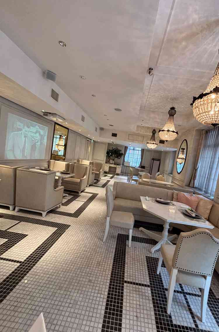 友人等のゲストの控室。カフェのようなおしゃれな空間でした。