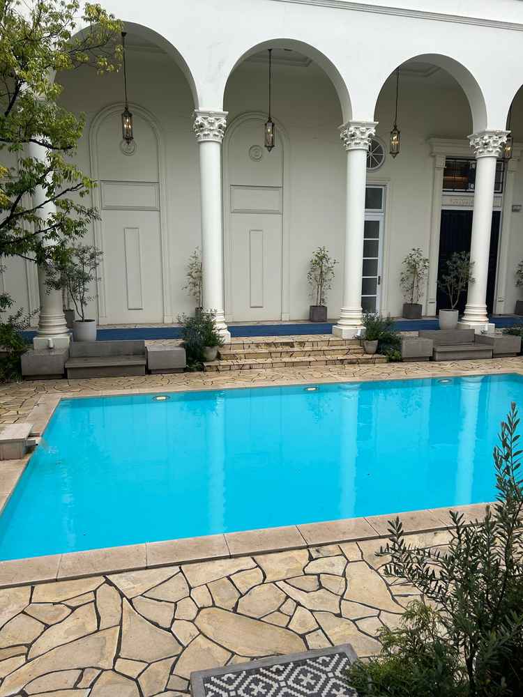 中庭の写真です。小雨が降っていましたが明るくデザートブュッフェも可能との事でした。