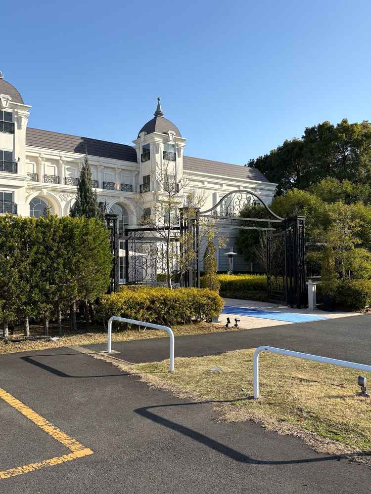 外観。式場に向かうところから非日常を味わえるようになっておりとてもよかった。