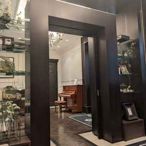 待合室も雰囲気があってシックな印象です。