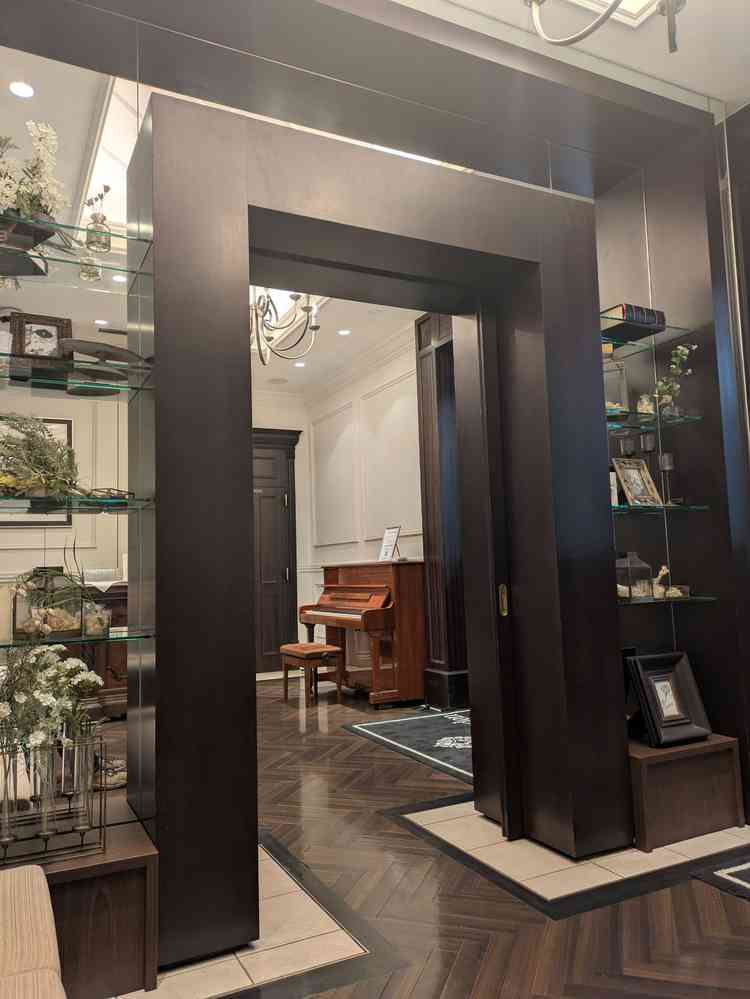 待合室も雰囲気があってシックな印象です。