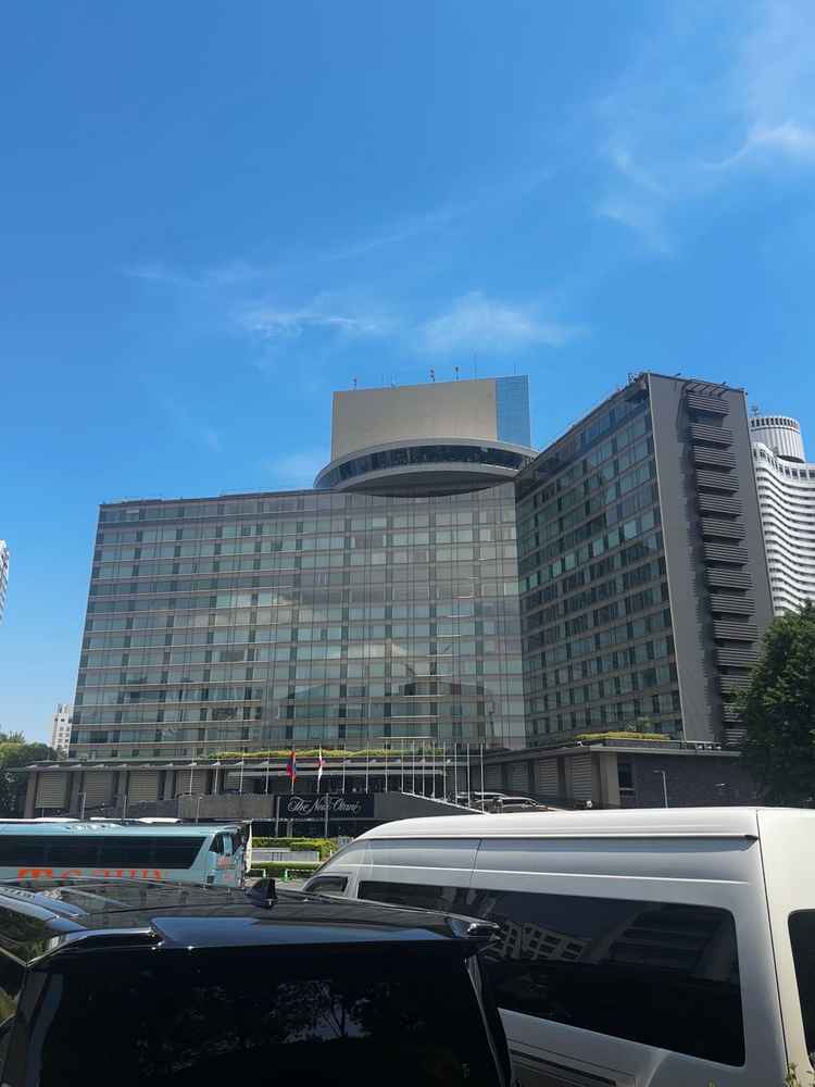ホテル正面口です。中央にニューオータニの大きな文字があり、フォトスポットにもなっているようです。