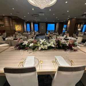 披露宴会場。広く清潔感がある。