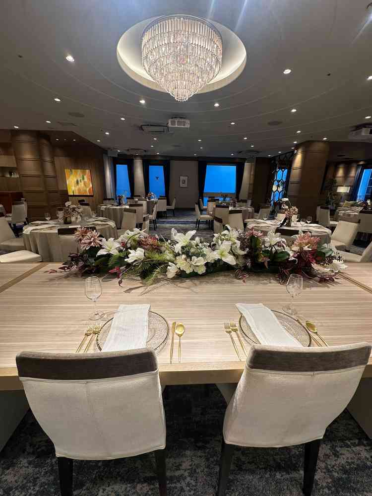 披露宴会場。広く清潔感がある。