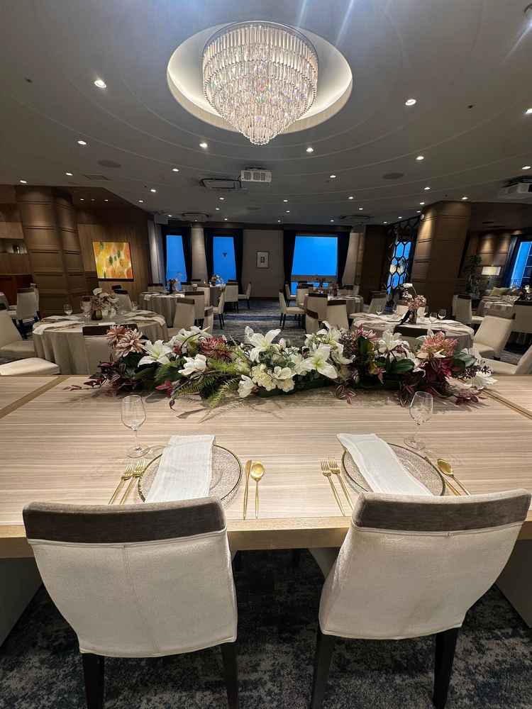 披露宴会場。広く清潔感がある。