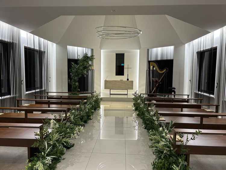 チャペルの写真。ブラインドで光の調整ができ、逆光を防ぎつつ光を取り込むことができる。