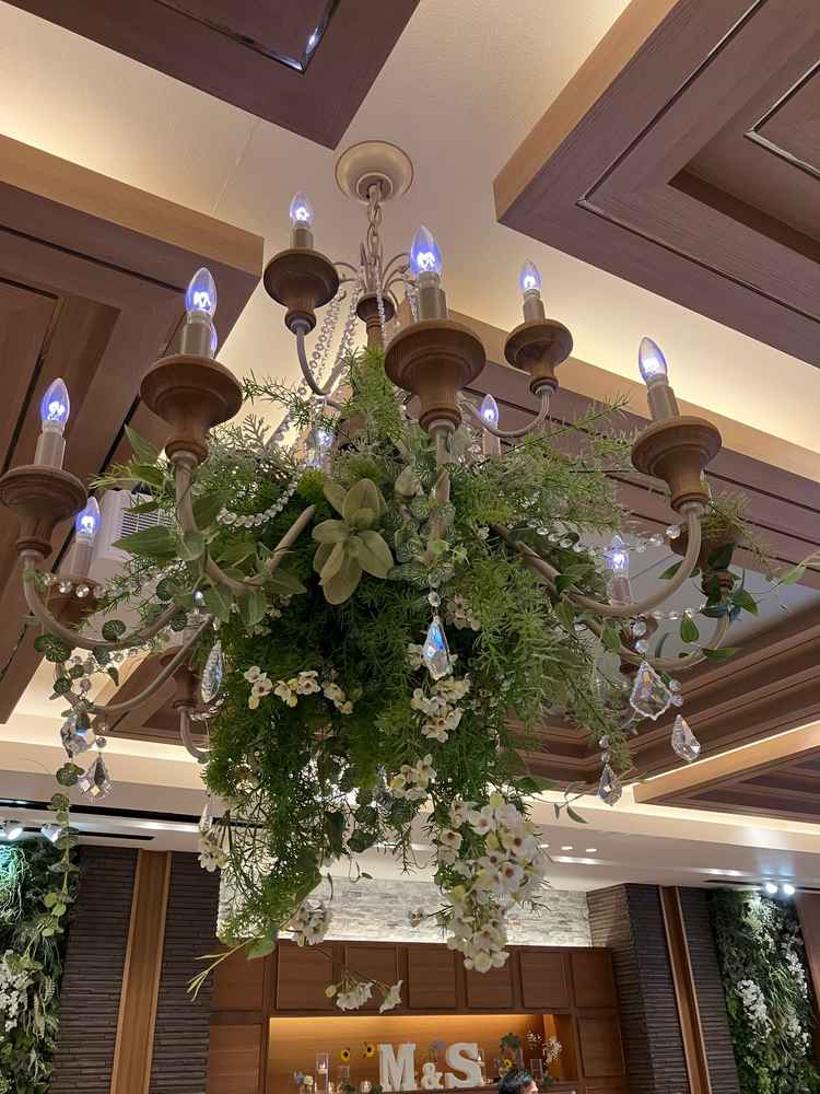 披露宴会場のシャンデリアも自然や緑の装飾で綺麗でした