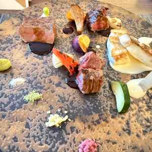 「色彩」をテーマにされており、色とりどりの食材や塩がお皿の上で映えている。