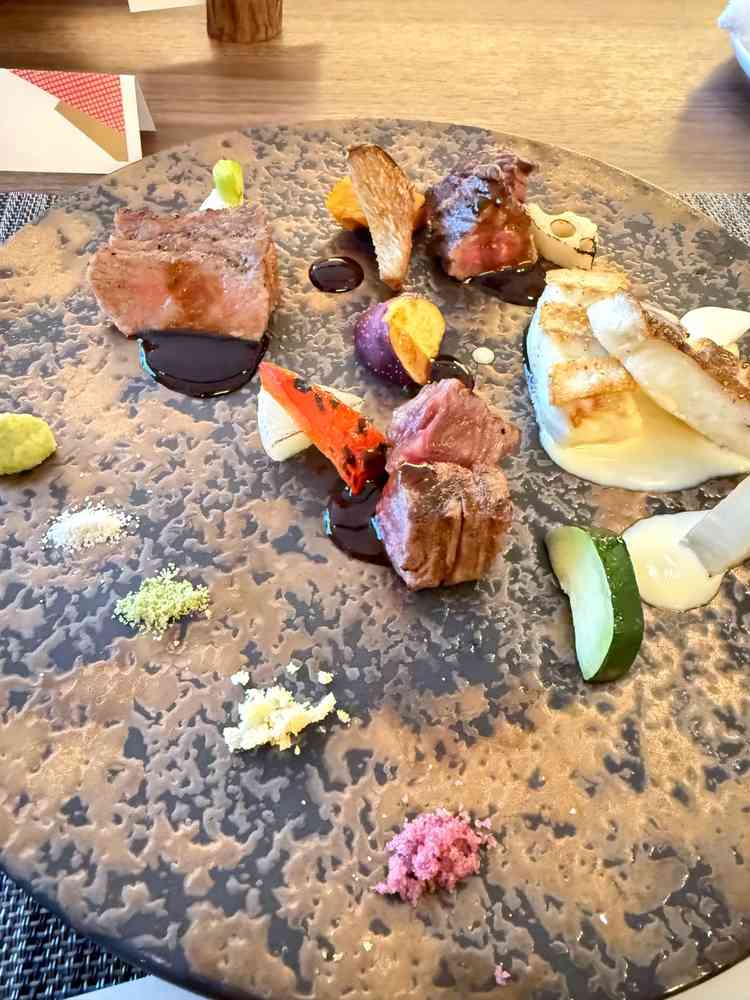 「色彩」をテーマにされており、色とりどりの食材や塩がお皿の上で映えている。