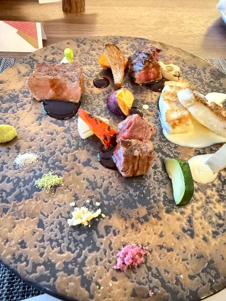 「色彩」をテーマにされており、色とりどりの食材や塩がお皿の上で映えている。