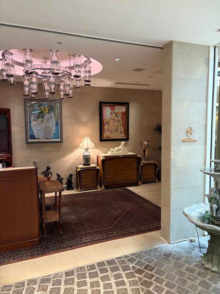 式場入り口。こちらでお写真撮られる方も多いようです。アンティーク家具は他には無い高級感がありました。