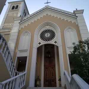 チャペルの外観。正面に階段がある構図が良い。