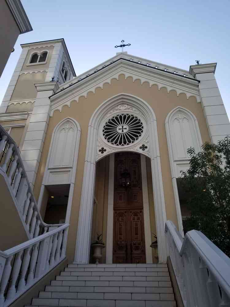 チャペルの外観。正面に階段がある構図が良い。