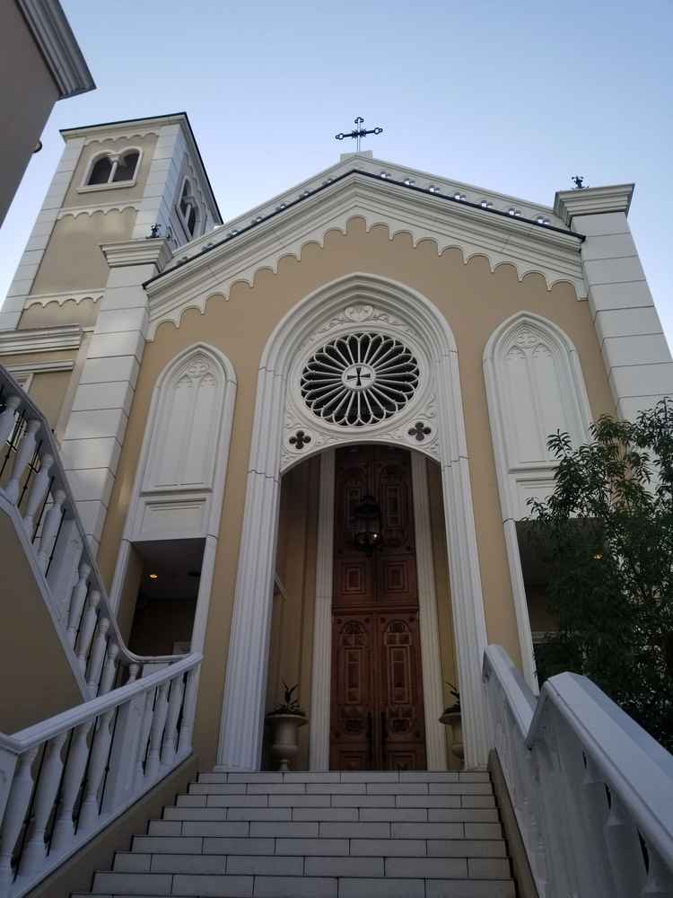 チャペルの外観。正面に階段がある構図が良い。