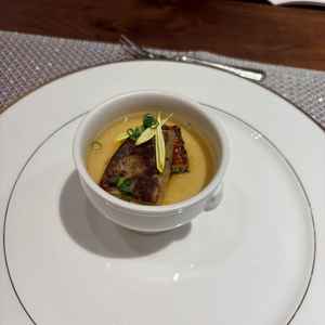 フォアグラと鰻の茶碗蒸しです。とても美味しいです。