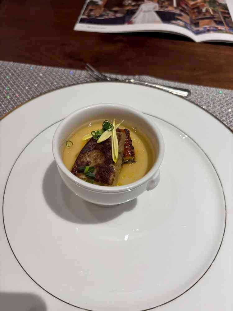 フォアグラと鰻の茶碗蒸しです。とても美味しいです。