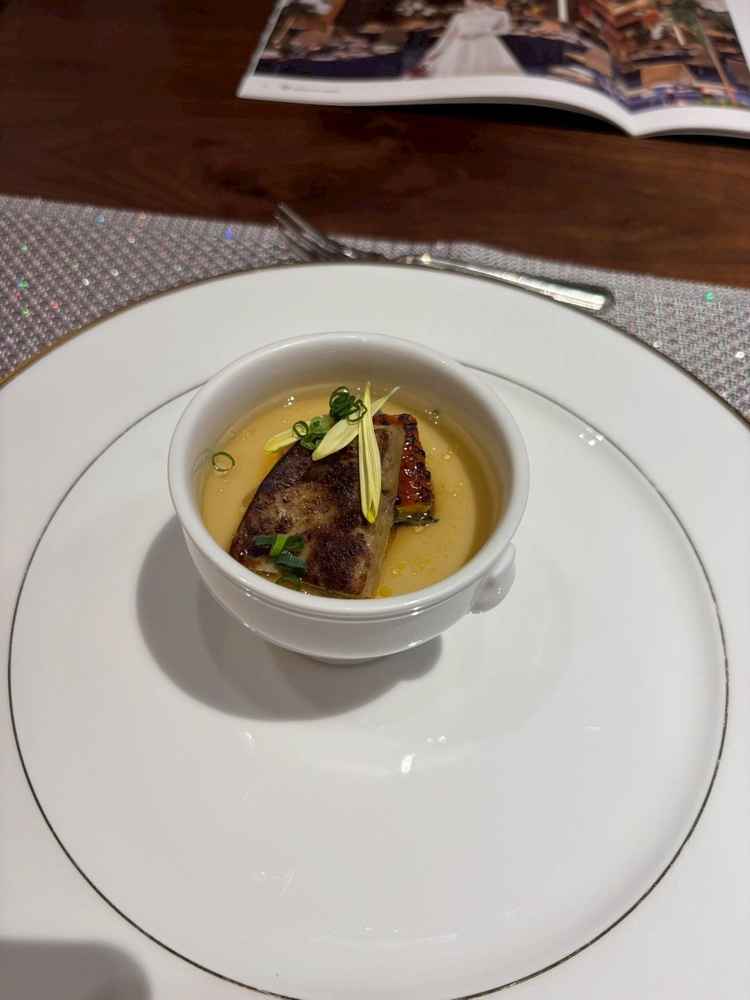 フォアグラと鰻の茶碗蒸しです。とても美味しいです。