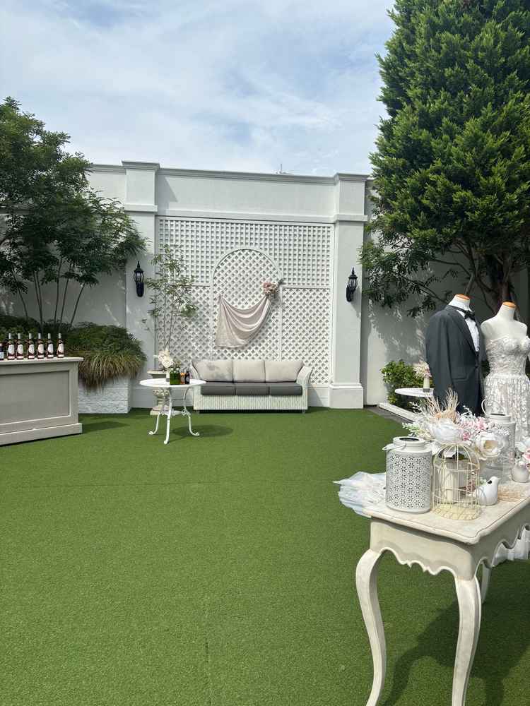 挙式の後披露宴までのウェルカムパーティー場所。青空の下で気持ちよさそうな場所でした。