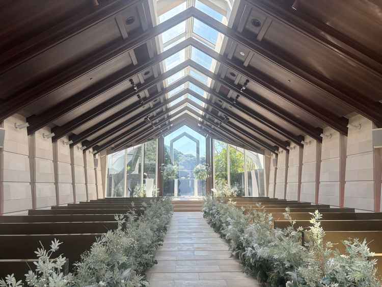 こちらのチャペルも自然光が入り、ナチュラルで洗礼された雰囲気、窓から見えグリーンとても素敵でした！