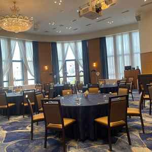 披露宴会場全体。天井が高く開放感があります。