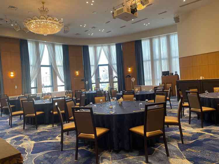 披露宴会場全体。天井が高く開放感があります。