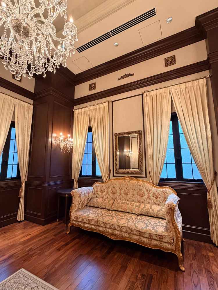 挙式会場前にあるソファーです。前撮りもできる素敵な空間でした。