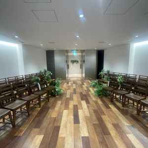 挙式会場の奥から入り口に向かって撮った写真