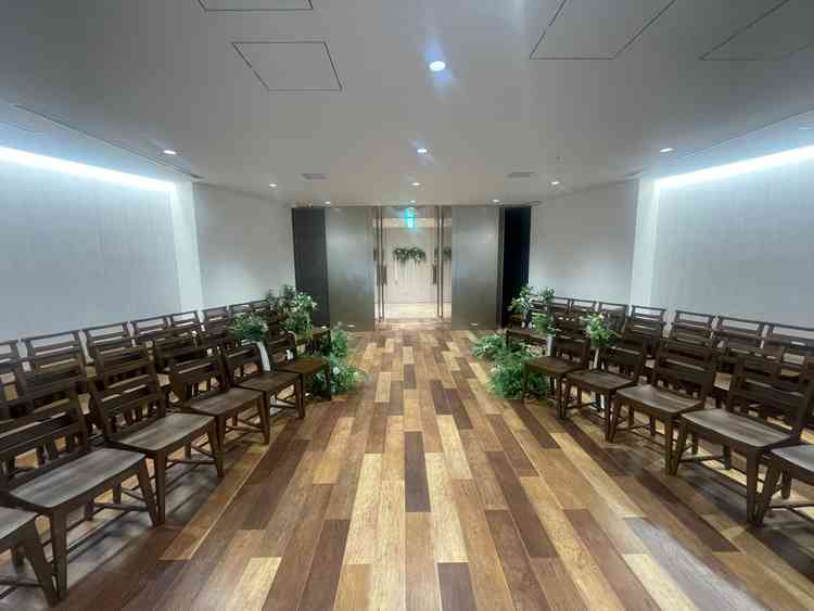 挙式会場の奥から入り口に向かって撮った写真