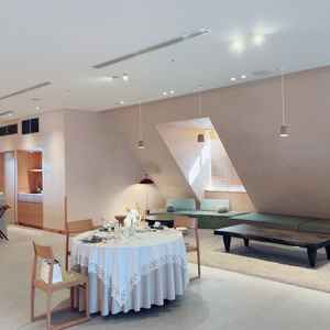 少人数向けの披露宴会場はソファーなども多くあり、オシャレでアットホームな雰囲気で素敵だった。