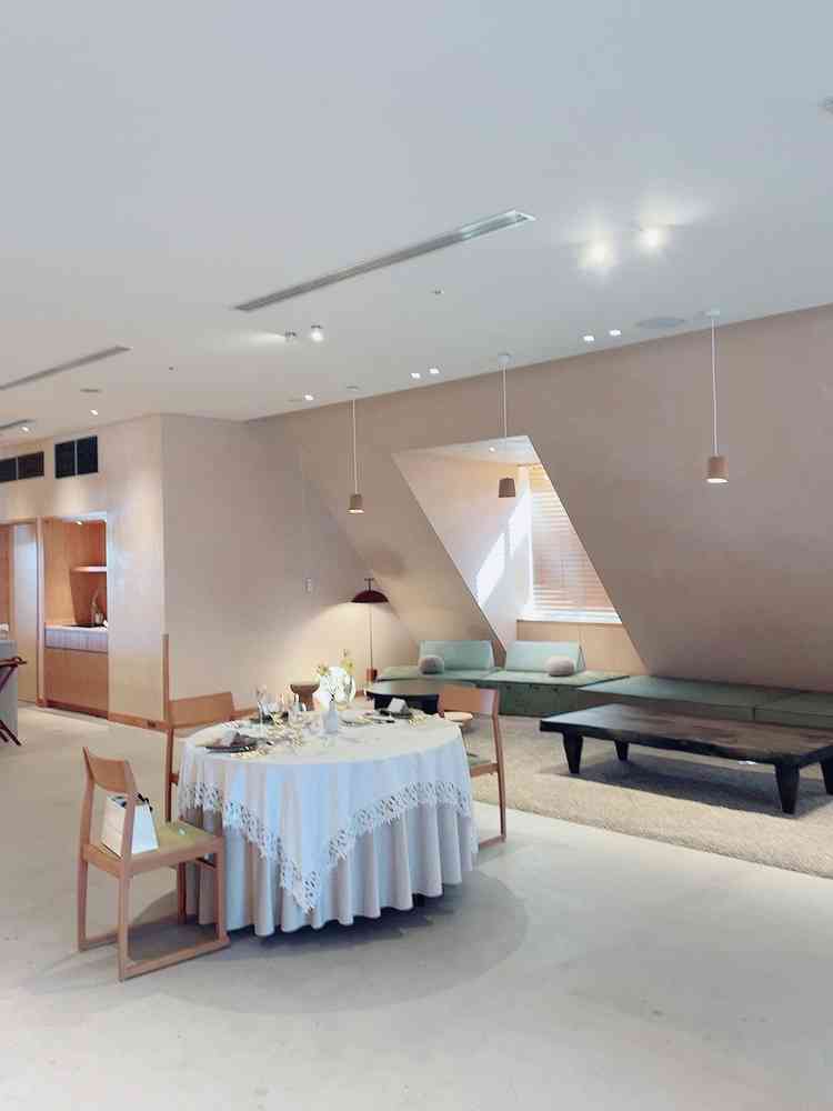 少人数向けの披露宴会場はソファーなども多くあり、オシャレでアットホームな雰囲気で素敵だった。