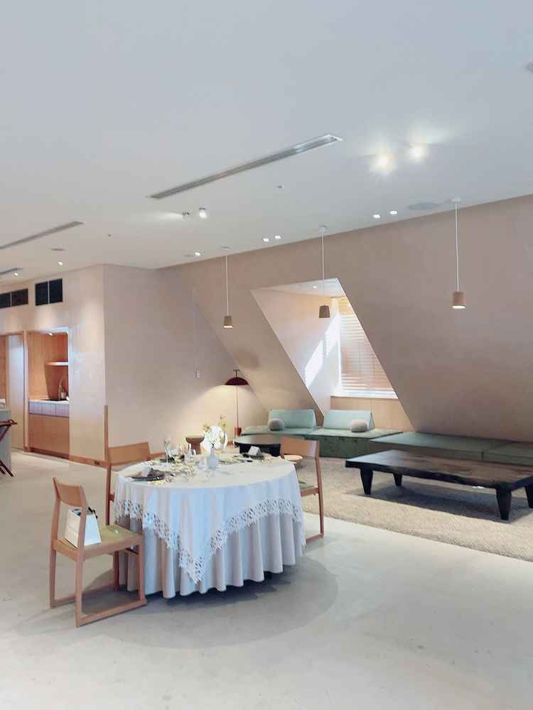 少人数向けの披露宴会場はソファーなども多くあり、オシャレでアットホームな雰囲気で素敵だった。