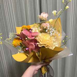ブーケの写真。プロの方と花のコーディネートの体験ができた。