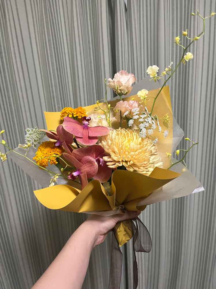 ブーケの写真。プロの方と花のコーディネートの体験ができた。