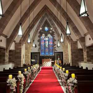 式場のチャペル。扉を開けると縦に広く、またサイズ感は大きすぎずステンドグラスの暖かさを感じた