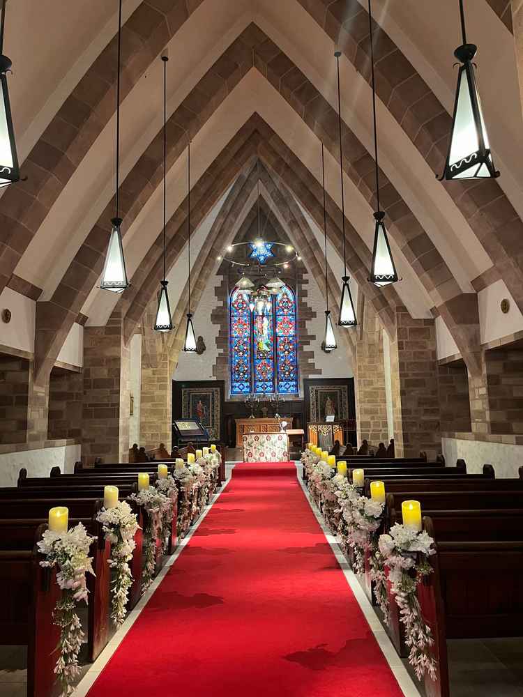 式場のチャペル。扉を開けると縦に広く、またサイズ感は大きすぎずステンドグラスの暖かさを感じた