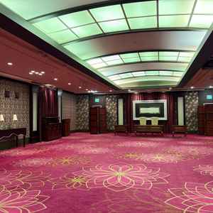 披露宴会場。テーブルのセッティングはなかったが、赤い絨毯でクラシカルな印象。